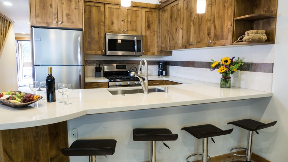Room, 2 Bedrooms | Private kitchen | Full-size fridge, microwave, oven, stovetop