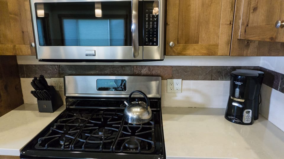 Room, 2 Bedrooms | Private kitchen | Full-size fridge, microwave, oven, stovetop