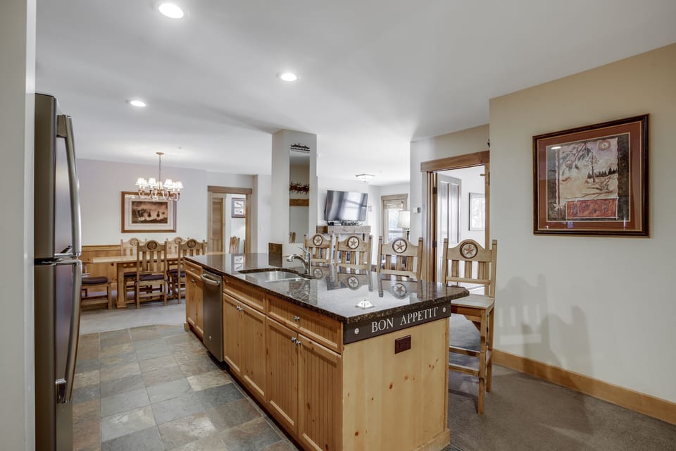 Condo, 3 Bedrooms | Private kitchen | Full-size fridge, microwave, oven, stovetop