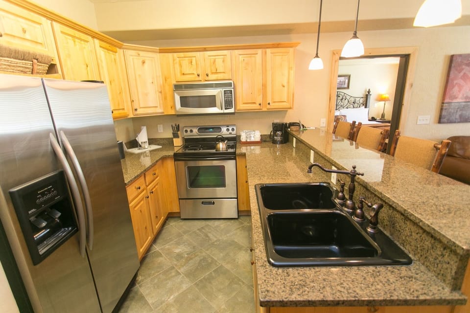 Condo, 3 Bedrooms | Private kitchen | Full-size fridge, microwave, oven, stovetop