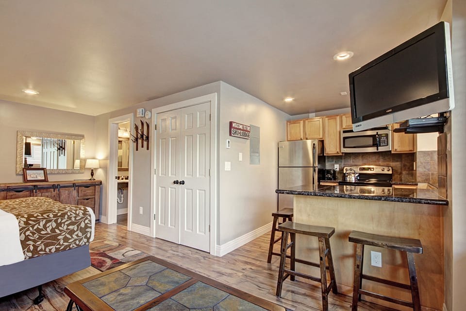 Studio | Private kitchen | Full-size fridge, microwave, oven, stovetop