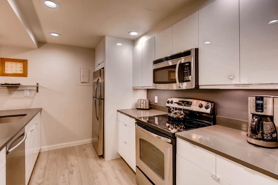 Condo, 3 Bedrooms | Private kitchen | Full-size fridge, microwave, oven, stovetop