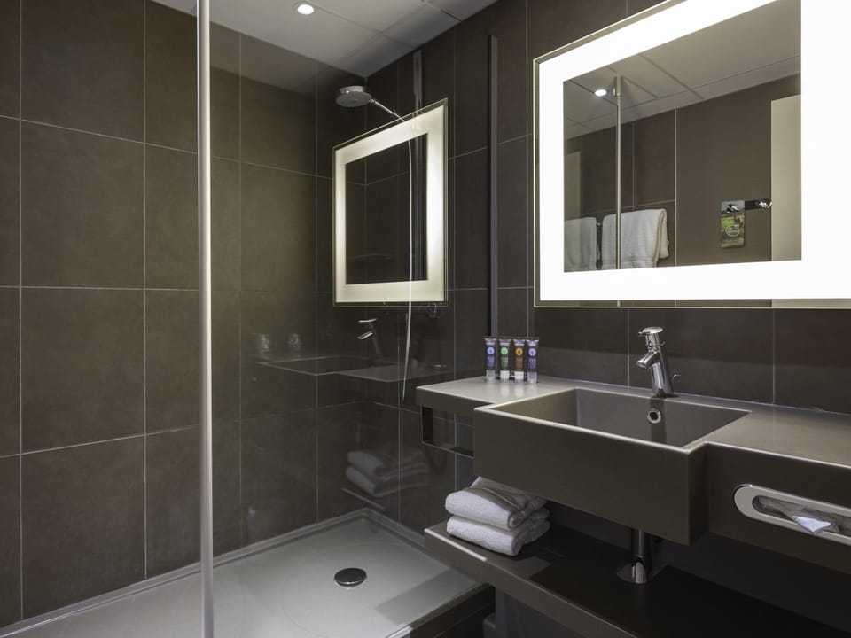 Executive Room, 1 Double Bed | 1 bedroom, premium bedding, minibar, in-room safe