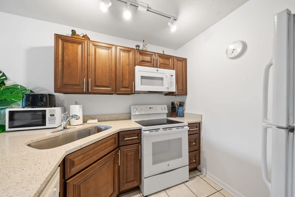 Studio | Private kitchen | Fridge, microwave, oven, coffee/tea maker