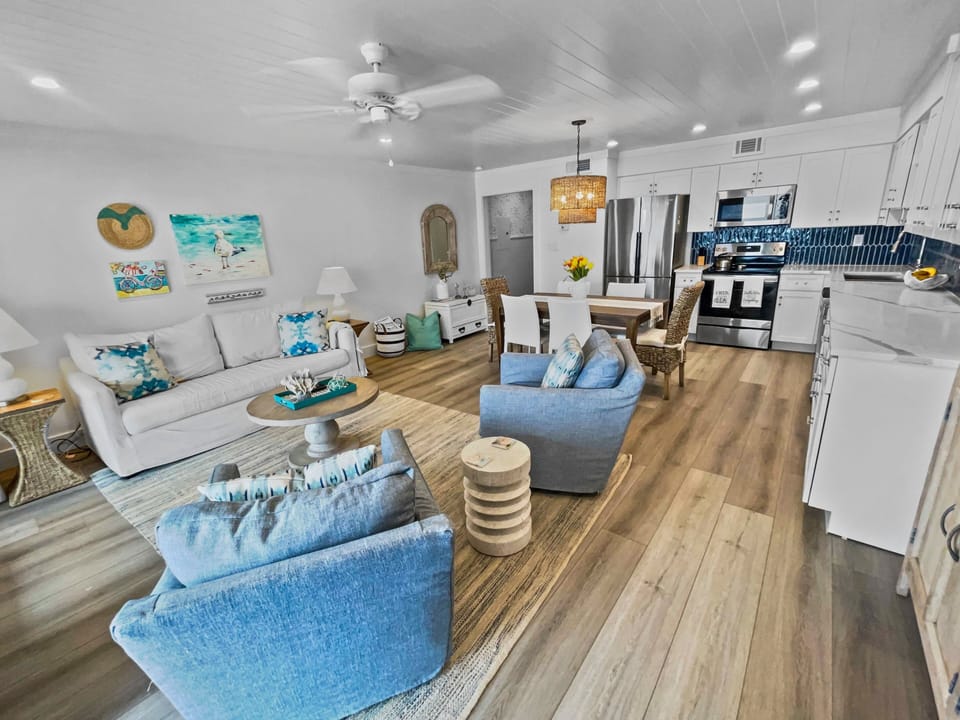Condo, 1 Bedroom | Living room | Smart TV, DVD player