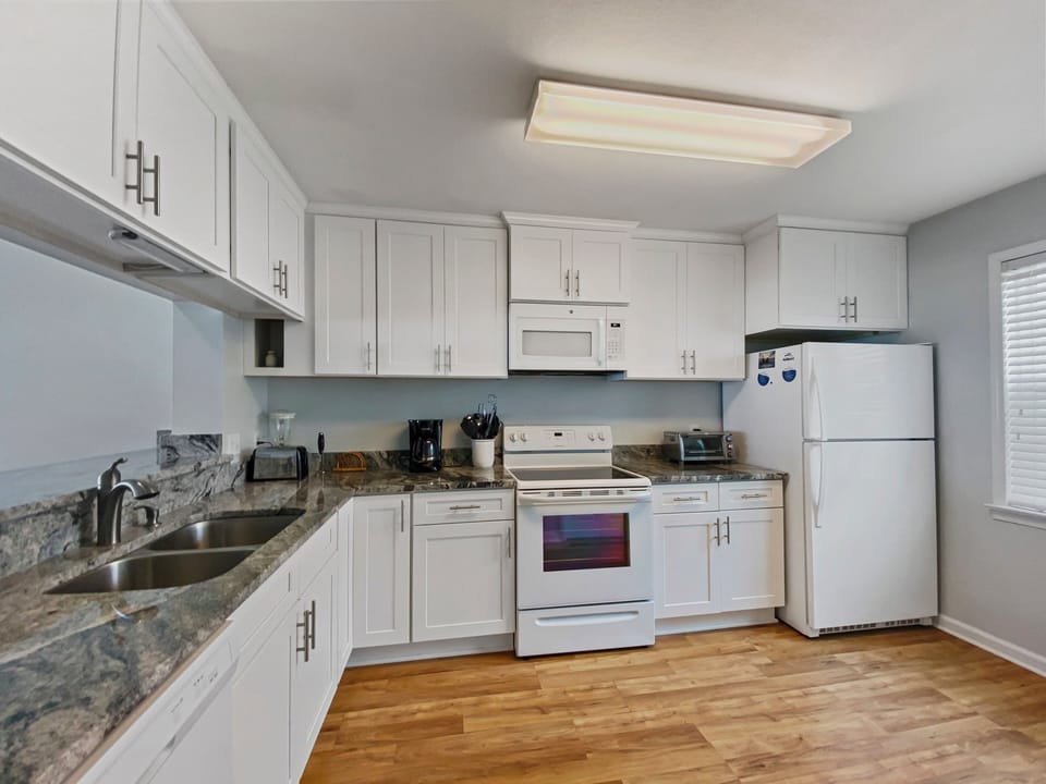 Townhome, 2 Bedrooms | Private kitchen | Fridge, microwave, oven, coffee/tea maker