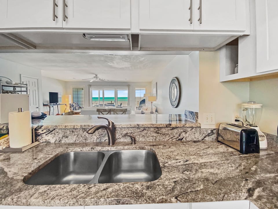 Townhome, 2 Bedrooms | Private kitchen | Fridge, microwave, oven, coffee/tea maker