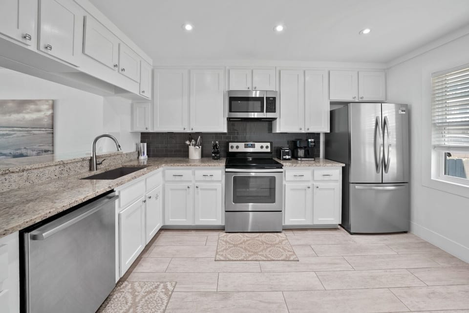 Townhome, 2 Bedrooms | Private kitchen | Fridge, microwave, oven, coffee/tea maker