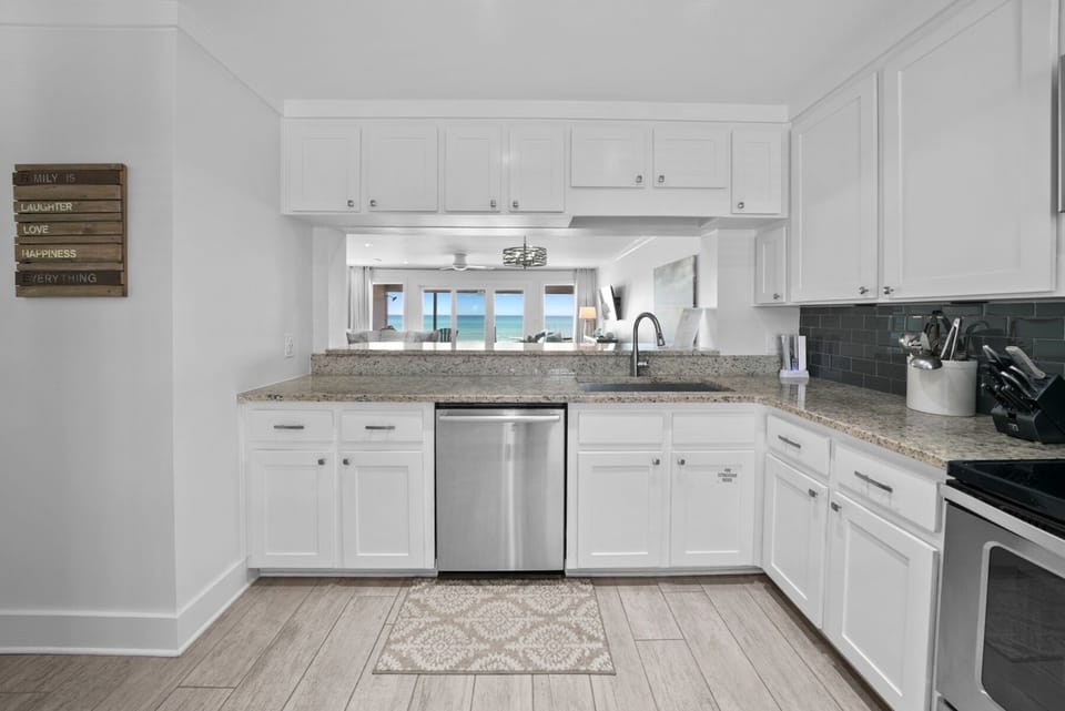 Townhome, 2 Bedrooms | Private kitchen | Fridge, microwave, oven, coffee/tea maker