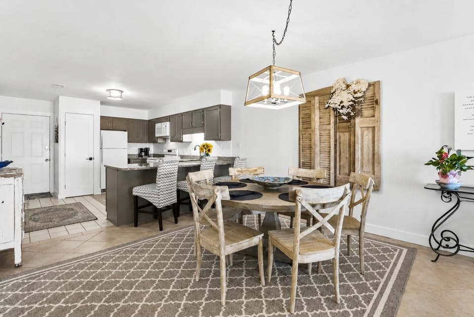Condo, 2 Bedrooms | Dining