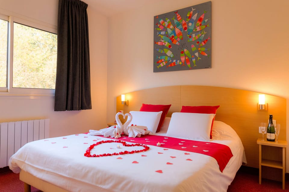 Standard Room, 1 King Bed | Premium bedding, desk, blackout drapes, soundproofing