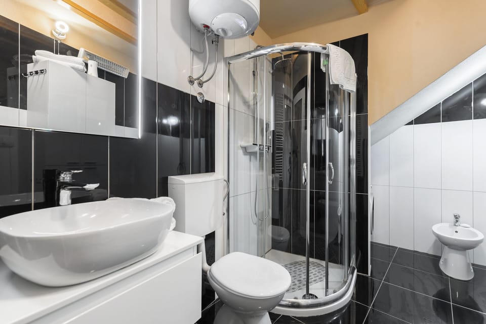 House, 2 Bedrooms, Terrace, Annex Building | Bathroom | Shower, free toiletries, hair dryer, towels