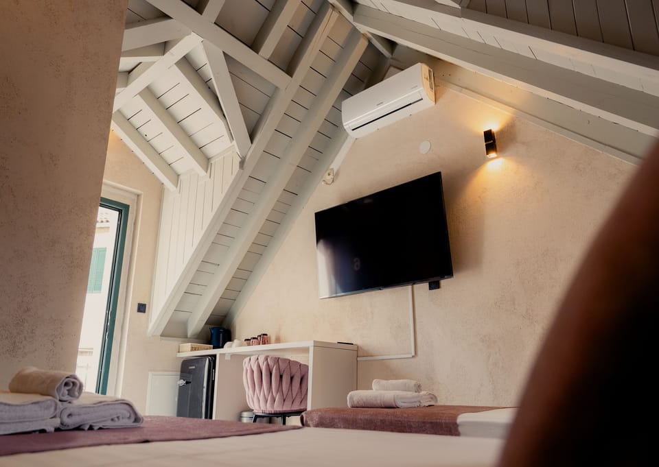 Twin Room | Desk, free WiFi, bed sheets