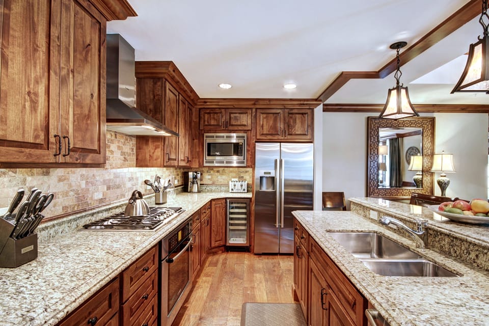Condo, 3 Bedrooms | Private kitchen | Full-size fridge, microwave, oven, stovetop