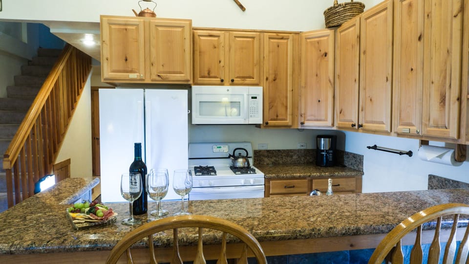 Room, 2 Bedrooms | Private kitchen | Full-size fridge, microwave, oven, stovetop