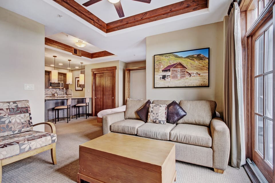 Studio | Living area | Flat-screen TV, fireplace, video-game console, DVD player