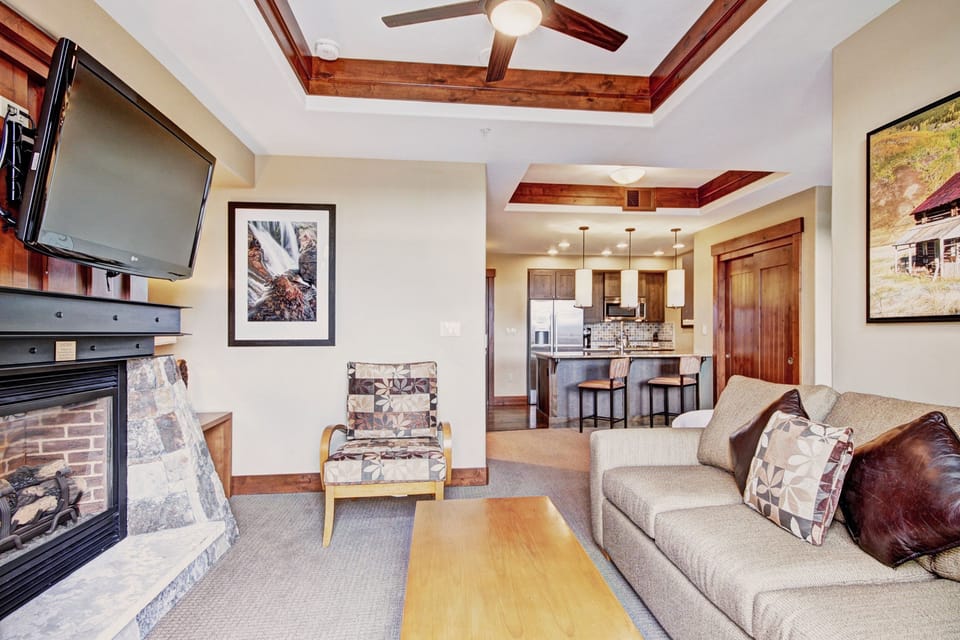 Studio | Living area | Flat-screen TV, fireplace, video-game console, DVD player