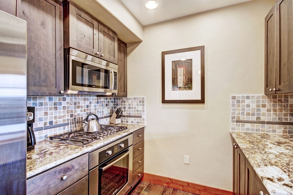 Studio | Private kitchen | Full-size fridge, microwave, oven, stovetop