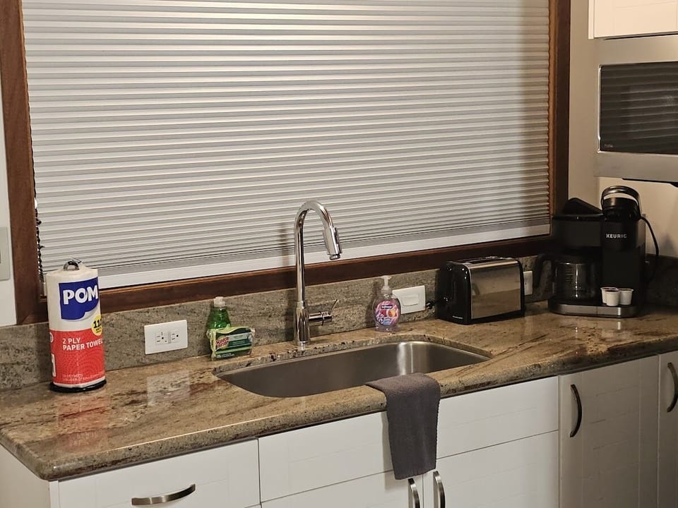 Large sink - Kruig coffee maker - Advantium wall mounted cooking
