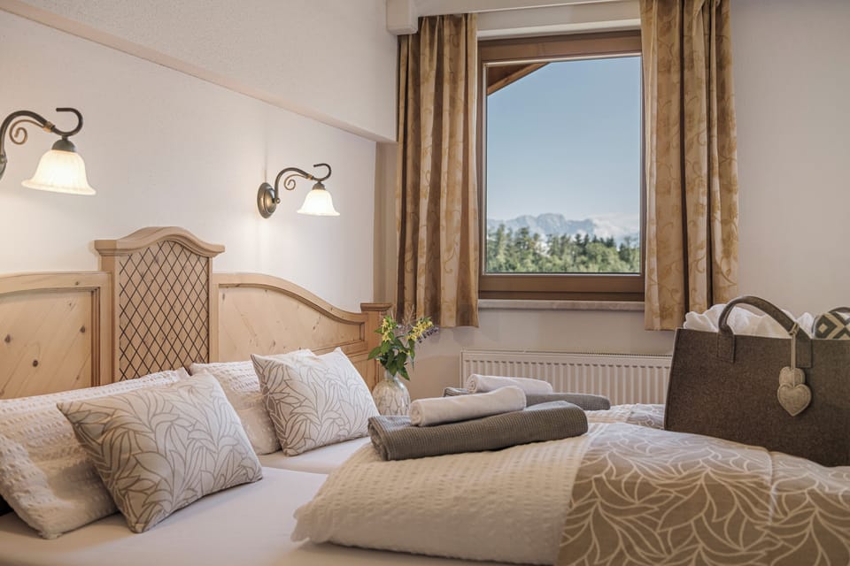 Junior Suite | Hypo-allergenic bedding, down comforters, in-room safe, desk