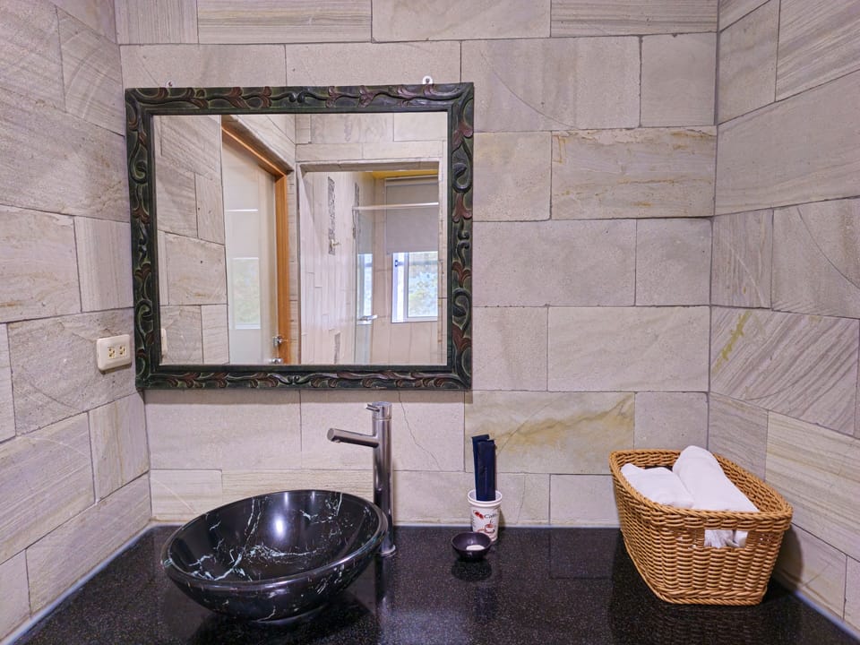 Deluxe Double Room | Bathroom | Shower, rainfall showerhead, free toiletries, hair dryer