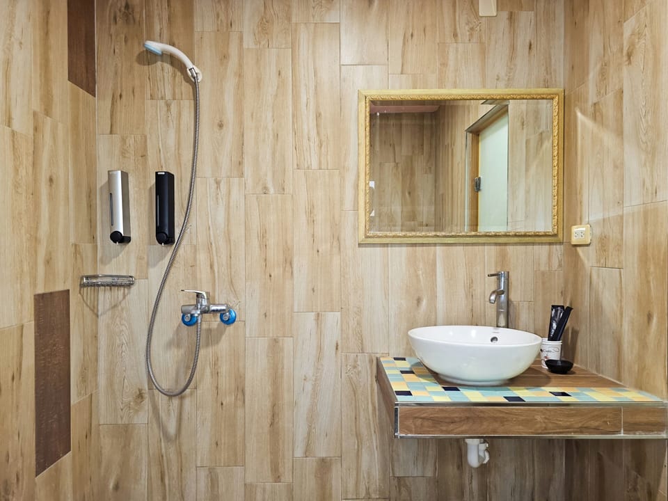 Standard Double Room | Bathroom | Shower, rainfall showerhead, free toiletries, hair dryer