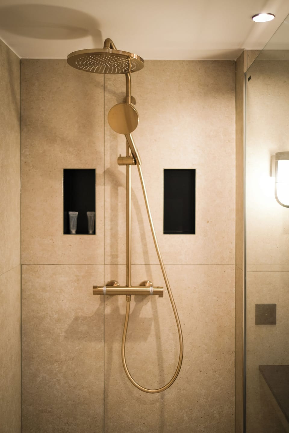 Family Room | Bathroom | Hair dryer, towels, soap, shampoo