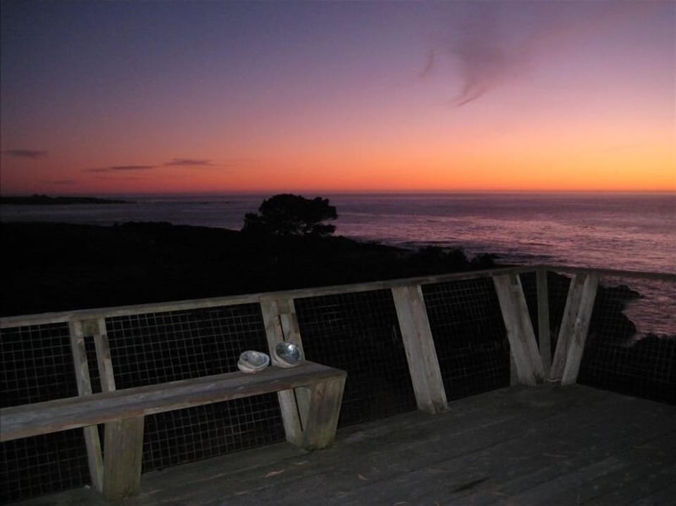 Your private coastal view. 2 miles to downtown Mendocino. No noise but the ocean