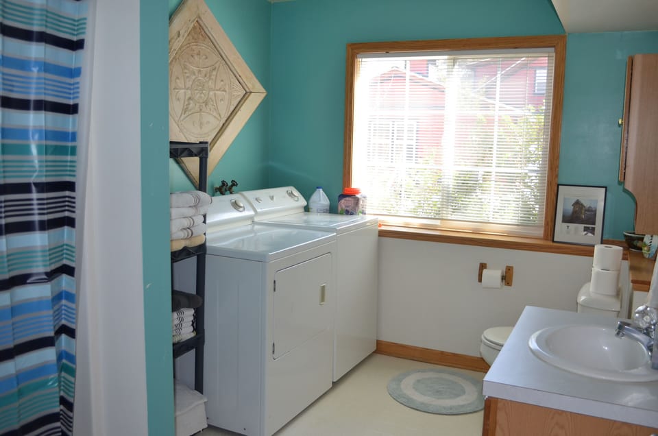 Bathroom & Laundry Room (Shower)