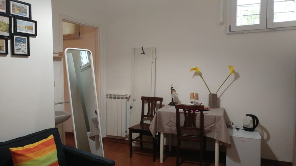 Deluxe Double Room, 1 Queen Bed | Living area | 32-inch flat-screen TV with digital channels, TV
