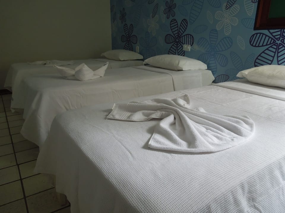 Basic Triple Room, 3 Twin Beds | Minibar, WiFi (free), bed sheets