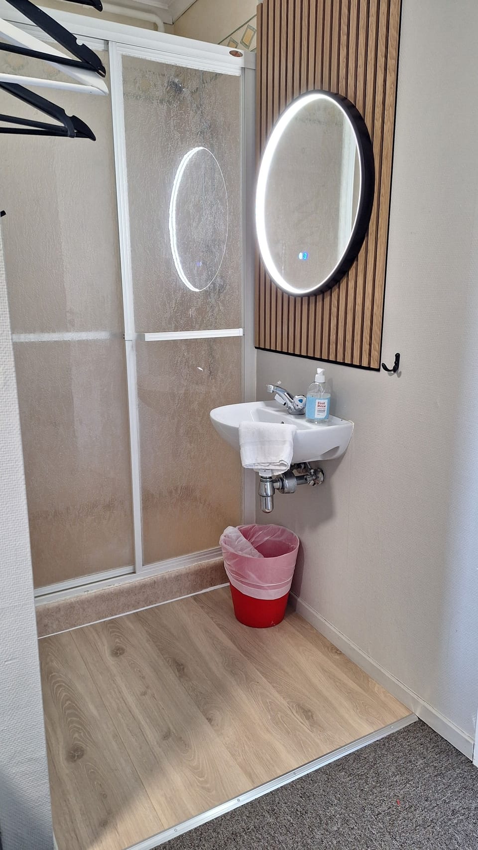 Budget Twin Room with private shower and shared toilet | Bathroom shower