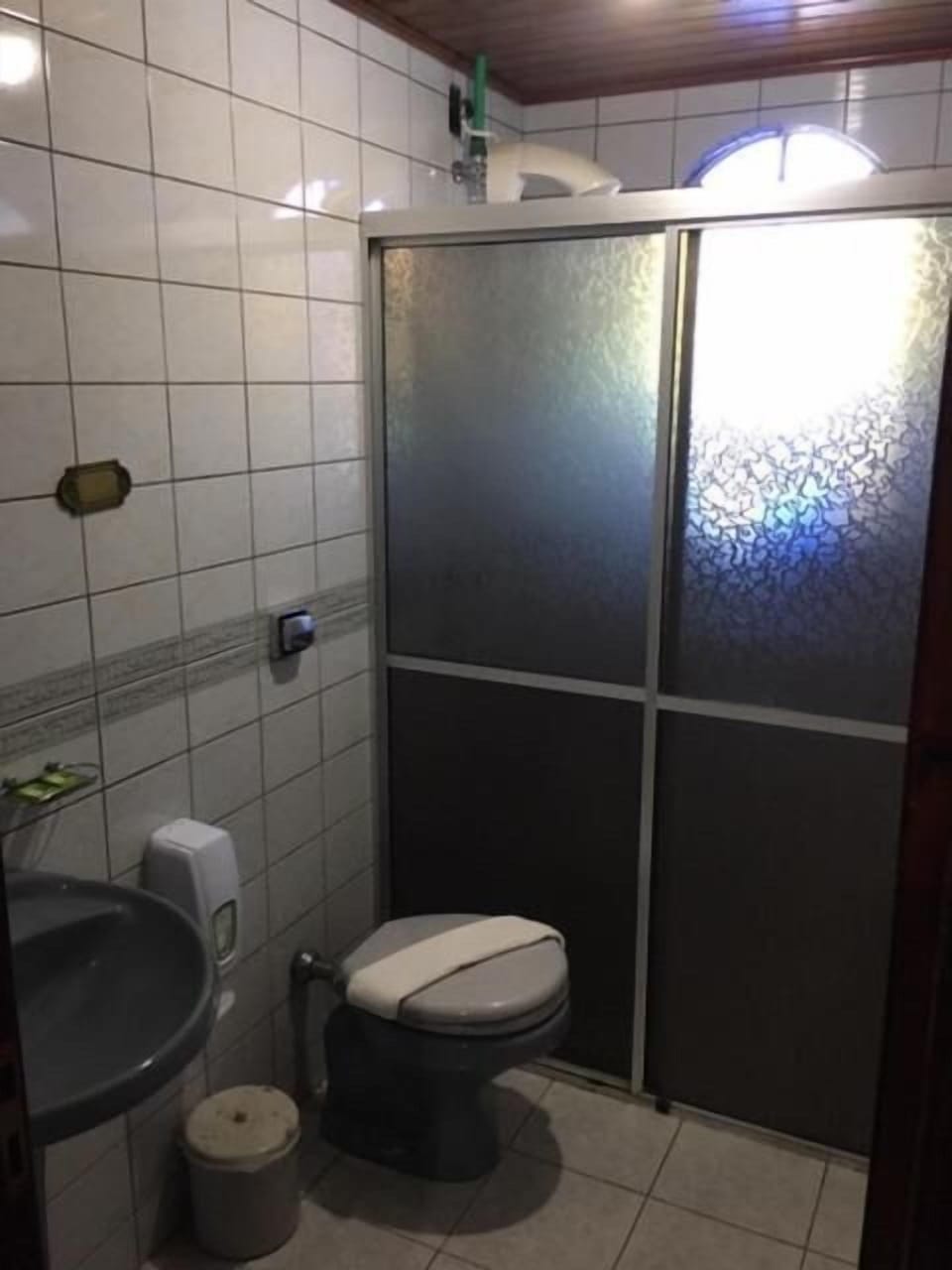 Shower, free toiletries, towels