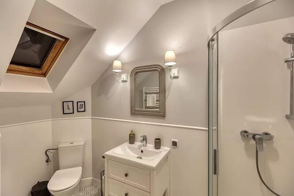 Triple Room | Bathroom | Free toiletries, hair dryer, towels, soap