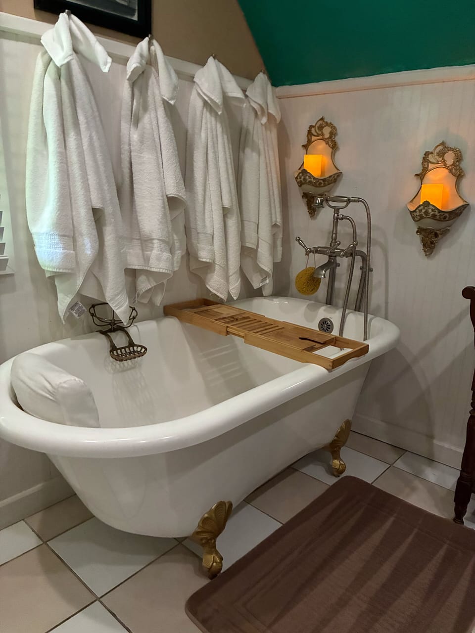 Downtown BnB King Bed Clawfoot Tub & Jacuzzi 2 | Bathroom | Free toiletries, towels