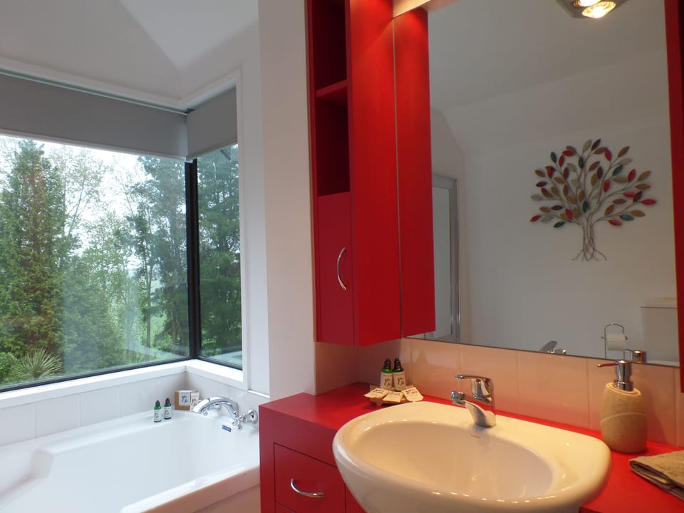 Superior Room (Upstairs Retreat) | Bathroom | Free toiletries, hair dryer, towels