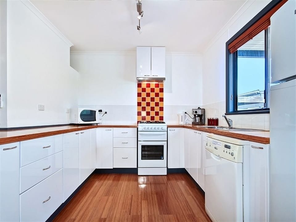 Sea Devine | Private kitchen | Full-size fridge, microwave, oven, stovetop