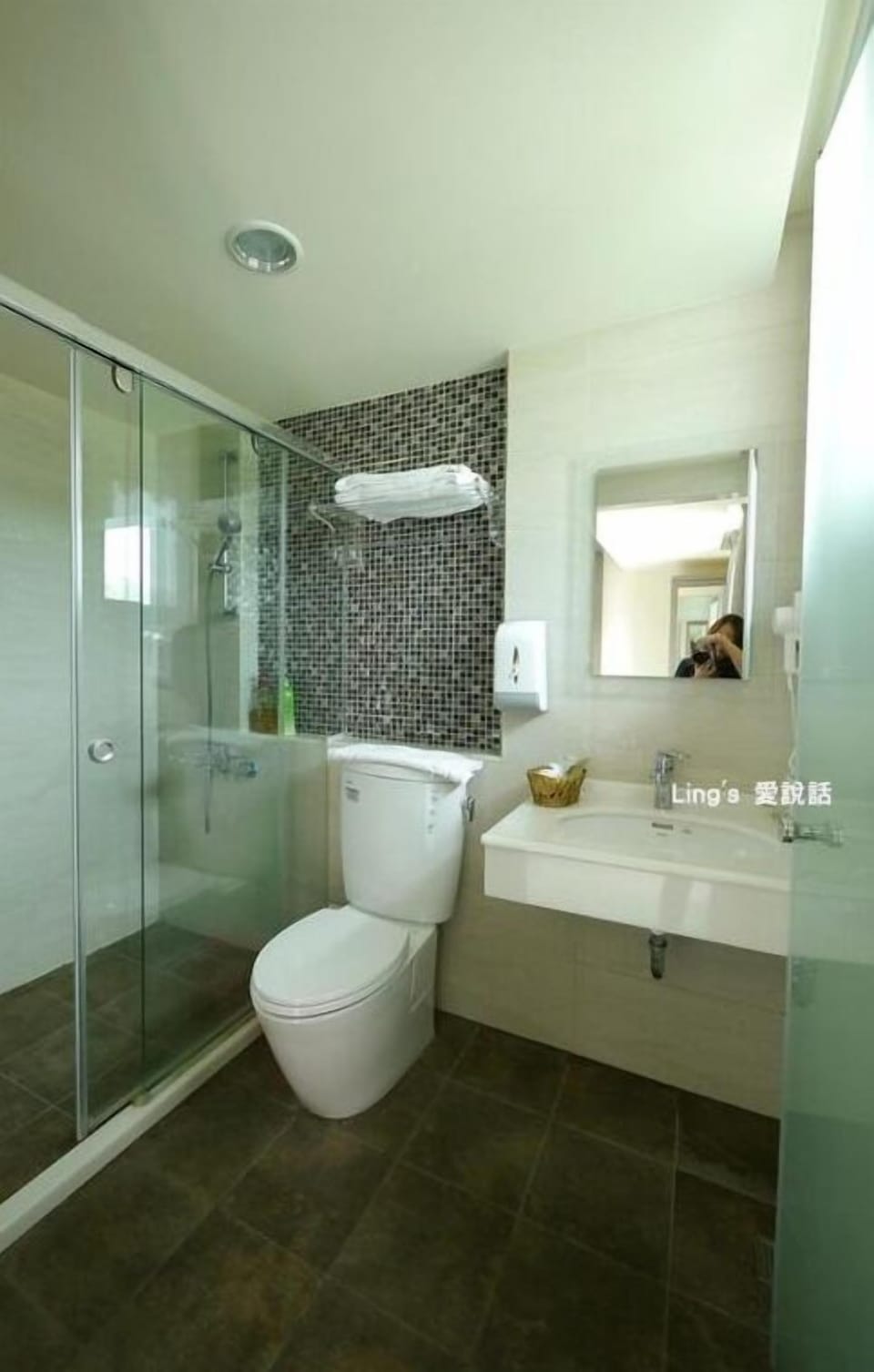 Rainfall showerhead, free toiletries, hair dryer, slippers