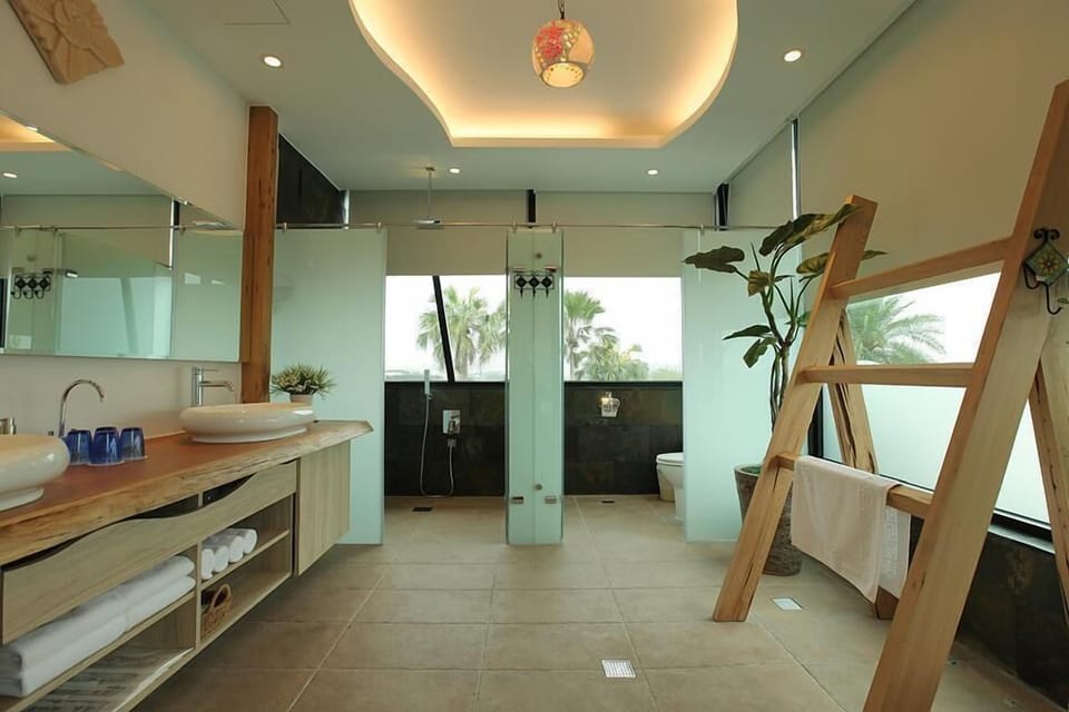Comfort Quadruple Room (Bali Bali) | Bathroom | Free toiletries, hair dryer, slippers, towels