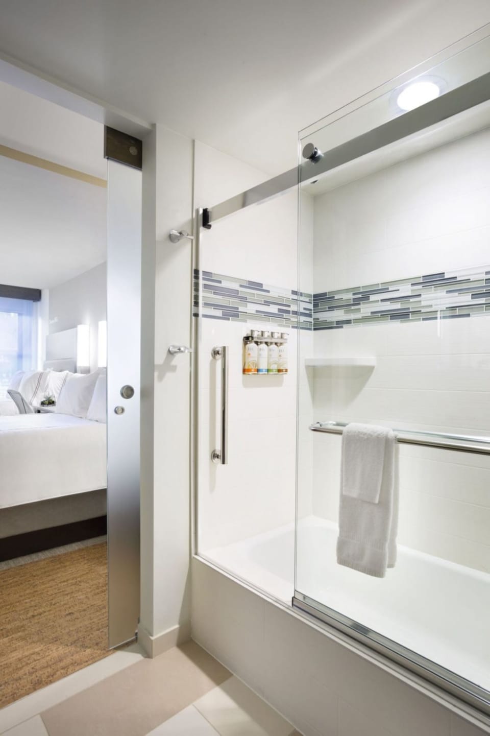 Newly Renovated 2 Dbls Bds Bath Shower Combination | Premium bedding, in-room safe, desk, free cribs/infant beds