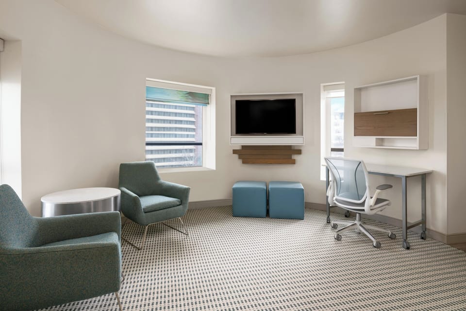 Premium bedding, in-room safe, desk, free cribs/infant beds