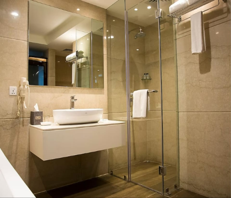 Suite | Bathroom | Shower, free toiletries, towels