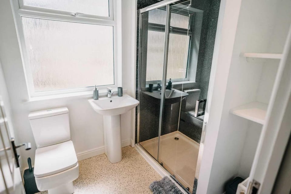 Deluxe Quadruple Room | Bathroom | Shower, rainfall showerhead, hair dryer, towels