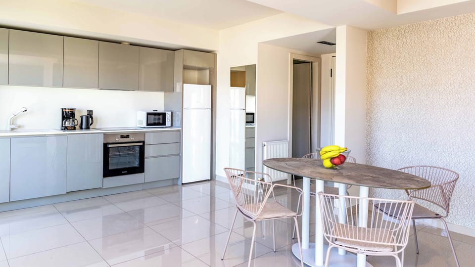 Full-size fridge, microwave, oven, stovetop