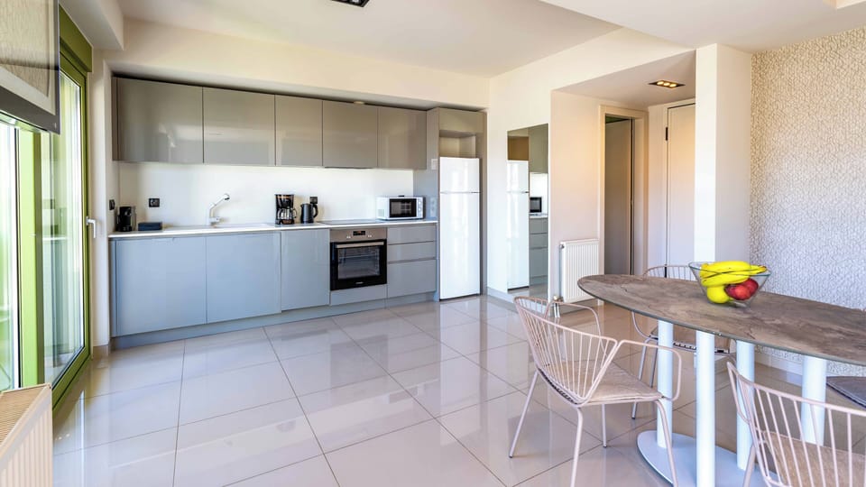 Full-size fridge, microwave, oven, stovetop