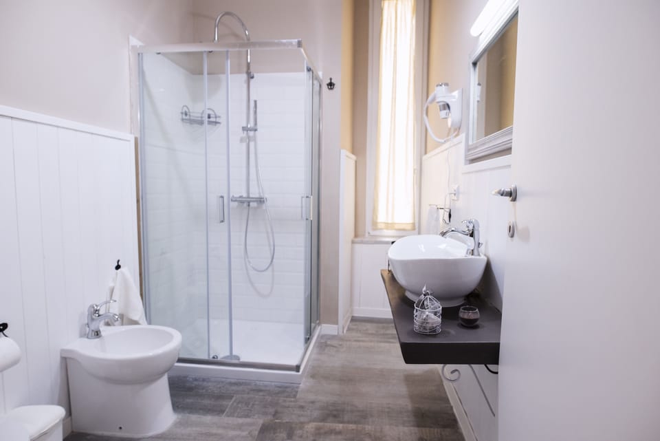 Deluxe Double Room, Balcony | Bathroom | Shower, free toiletries, hair dryer, bidet