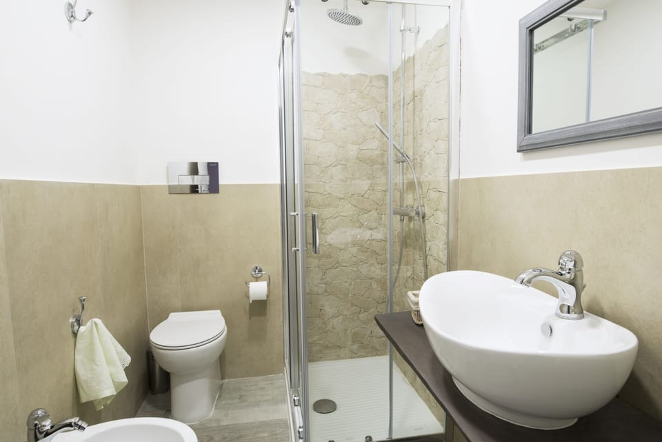 Comfort Double Room, Balcony | Bathroom | Shower, free toiletries, hair dryer, bidet