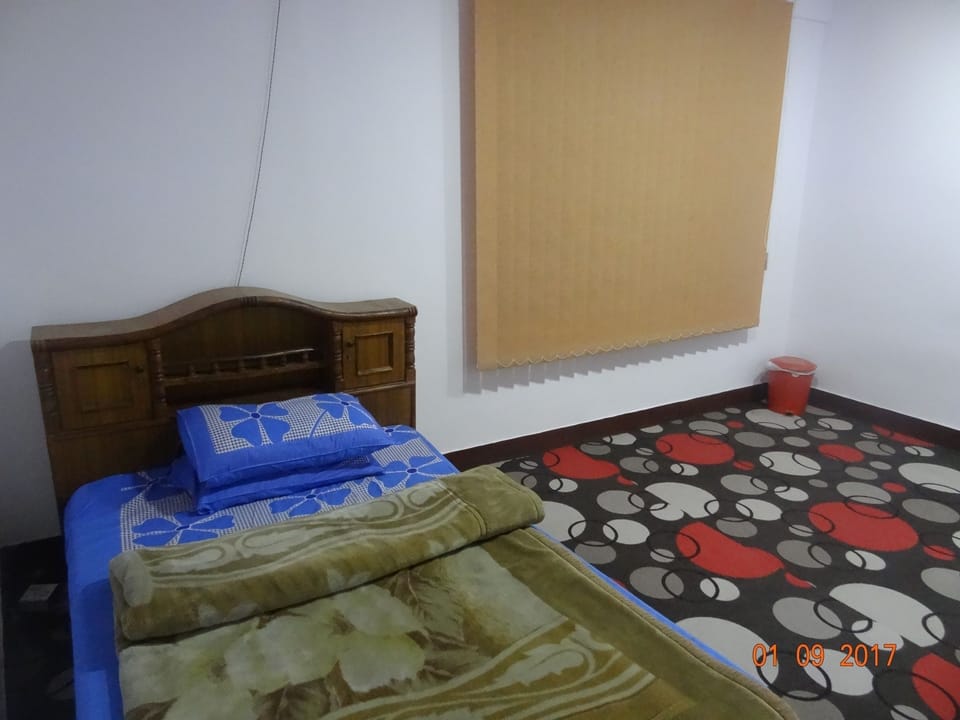Premium bedding, desk, free WiFi