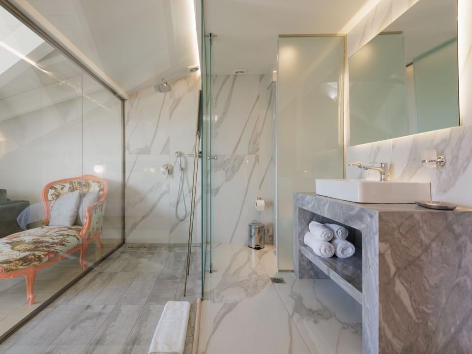 Deluxe Loft Suite | Minibar, in-room safe, desk, laptop workspace