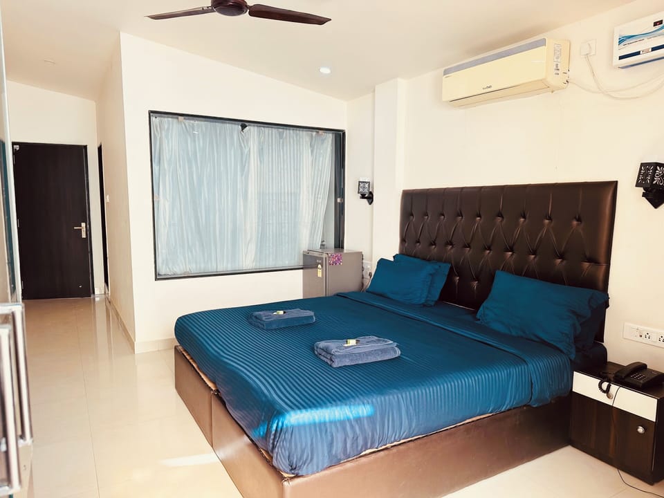 Luxury Room, 1 King Bed, Bathtub, Partial Sea View | In-room safe, blackout drapes, free WiFi, bed sheets